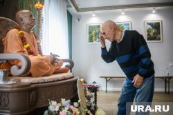 В храме есть полноразмерная статуя Шрилы Прабхупады — ключевого проповедника и религиозного деятеля в индуизме