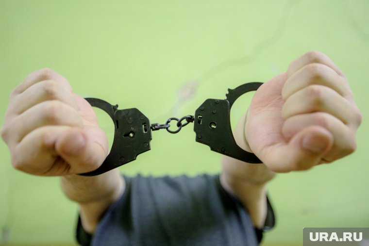 Россиянин и его подельники обвиняются в продаже запрещенных веществ, сообщает Life