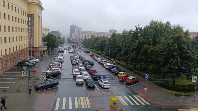 Часть территории площади Революции занимает парковка