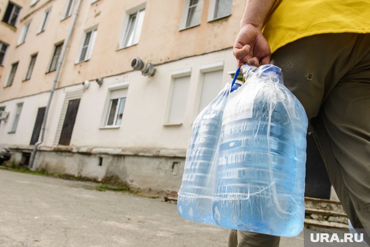 Грожанам приходиться закупаться бутилированной водой за свой счет