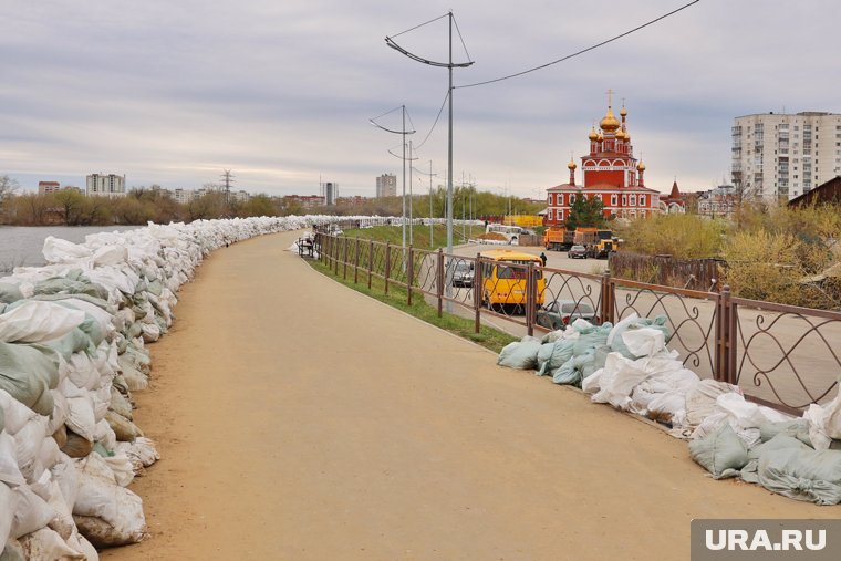 Курганцы уложили на набережной тысячи мешков с глиной