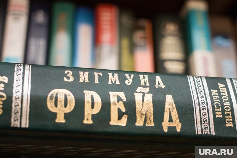 По словам девушки, это нужно из-за нанесения вреда ее психике и угроз о расправе