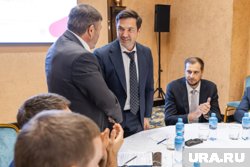 Алексей Лошкин (в центре) получает поздравления от спортсменов
