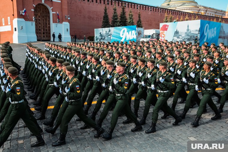 В параде принимали участия около 11 тысяч военных из РФ и иностранных государств, а также 1,5 тысячи бойцов спецоперации
