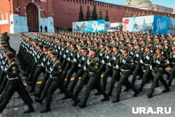 В параде принимали участия около 11 тысяч военных из РФ и иностранных государств, а также 1,5 тысячи бойцов спецоперации