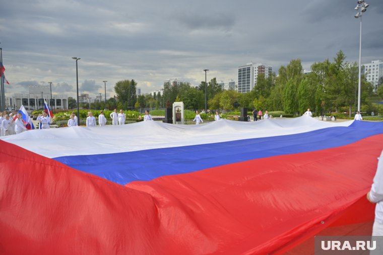 Флаг развернули на эспланаде