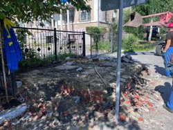 На одной из центральных улиц Кургана ремонтируют тепловую камеру