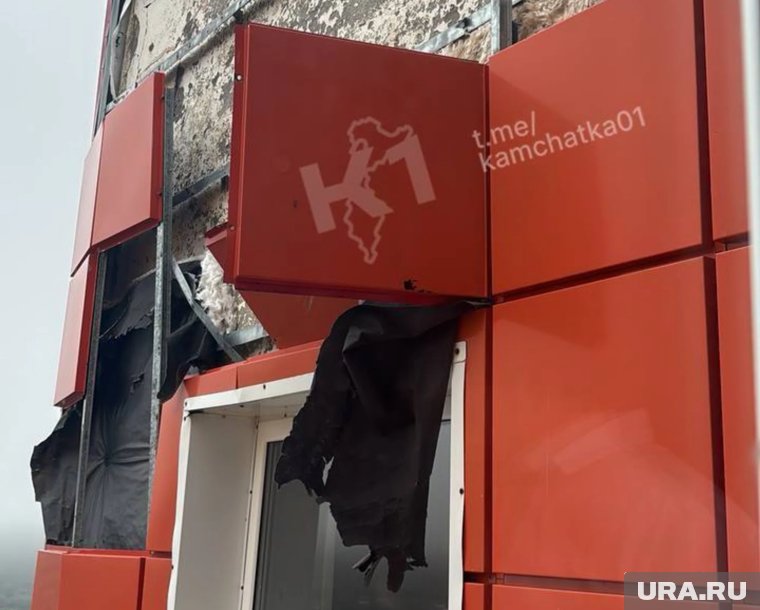 Здания получили различные повреждения после землетрясения