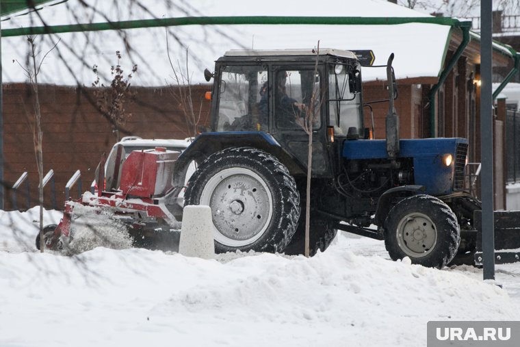 В Ноябрьске трактор пытался выдернуть мусоровоз из сугроба