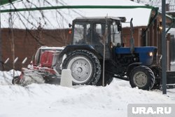 В Ноябрьске трактор пытался выдернуть мусоровоз из сугроба