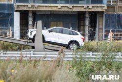 В результате происшествия повреждены одна квартира и семь автомобилей