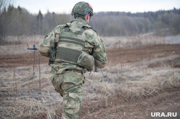 Солдат ВС РФ вступил в рукопашный бой с украинским военным 