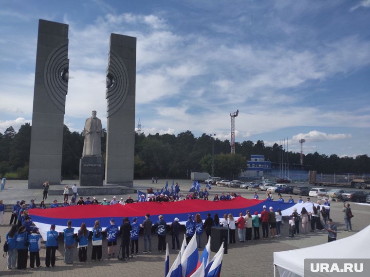 В центре Челябинска развернули огромный флаг России