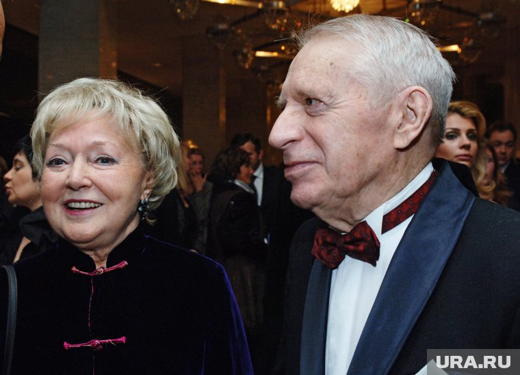 Москва. Актриса Людмила Касаткина с мужем на церемонии вручения премии ТЭФИ-2005