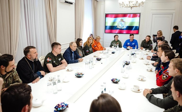 Владимир Путин пообщался с жителями Курской области и волонтерами