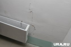 Трещины и отслоившаяся штукатурка требуют капитального ремонта