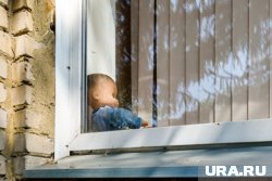 Прокуратура проверит родителей ребенка, выпавшего из окна многоэтажки в Нижневартовске