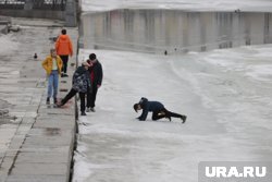 На озере Лебяжье зафиксированы случаи игр подростков вблизи опасного тонкого льда