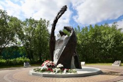 В Сургуте открылся новый памятник подвигу врачей