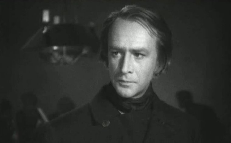 Сергей Курилов в 1932 году поступил на актерский факультет театрального училища при Московском театре Революции, в 1934 году окончил его