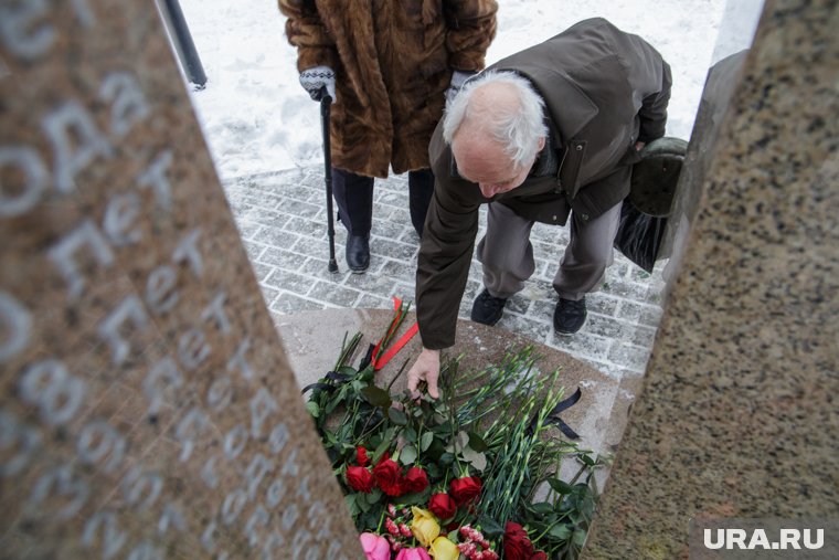 Цветы к мемориалу в память о жертвах приносят регулярно 