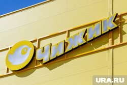 Парковка у нового магазина заполнена автомобилями еще до открытия 