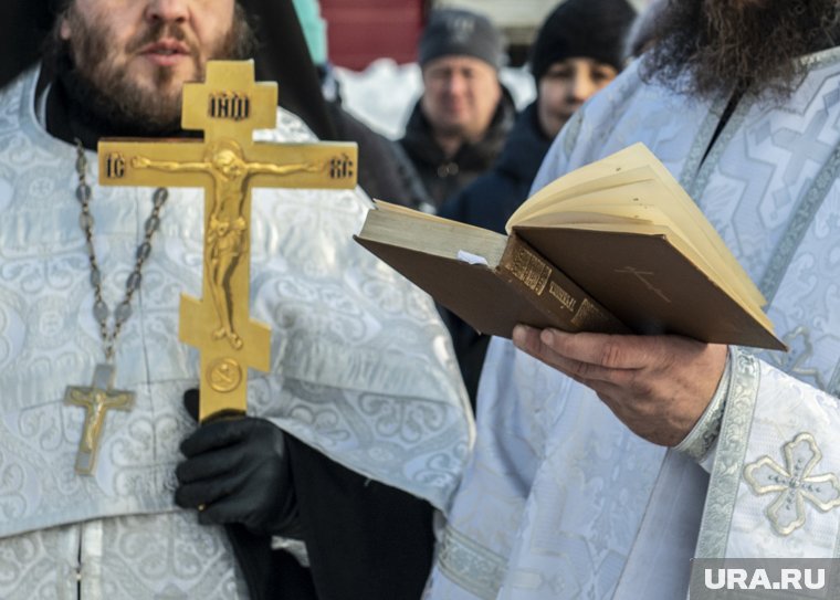 Крещение (Богоявление) – это важный православный праздник, отмечающий сразу три события: рождение Иисуса Христа, поклонение волхвов и его крещение Иоанном Предтечей в реке Иордан