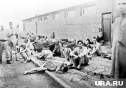 Узники немецкого концлагеря Маутхаузен, приговорённые к уничтожению за нарушение режима, у барака «блок смерти»