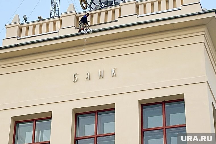 Raiffeisen просит ЕС снять санкции с компании Rasperia для получения акций Strabag
