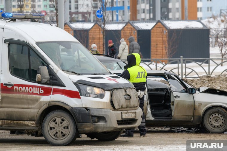 Двух водителей столкнувшихся автомобилей доставили в больницу