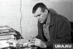 Песня «На безымянной высоте»  была написана для фильма «Тишина», снятого по одноименной повести писателя-фронтовика Юрия Бондарева (на фото)