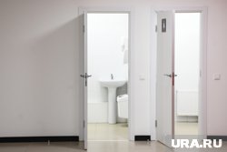 В туалете разлили краску