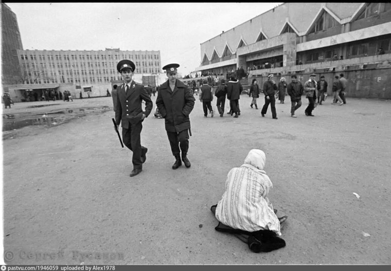 Площадь у Центрального рынка – тоже наследник Базарной из XIX века, в 1990-х года была опасным местом для горожан. Вместе с эпохой нулевых в Тюмень пришла и реконструкция площади.