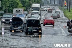 Машины глохнут, а зонты не спасают: URA.RU запечатлело, как Курган уходит под воду