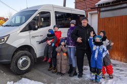 Теперь у большой семьи из Салехарда есть свой автобус 
