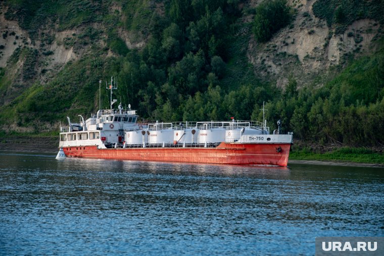 В баках судна находится 938 тысяч литров мазута,