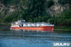 В баках судна находится 938 тысяч литров мазута,