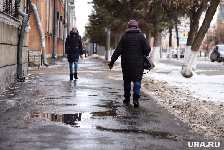 В Кургане на дорогах будет сыро из-за тающего снега и льда