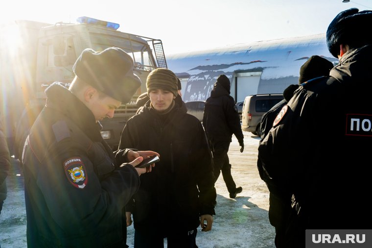 Должностные лица МВД получили право выдворять мигрантов без решения суда