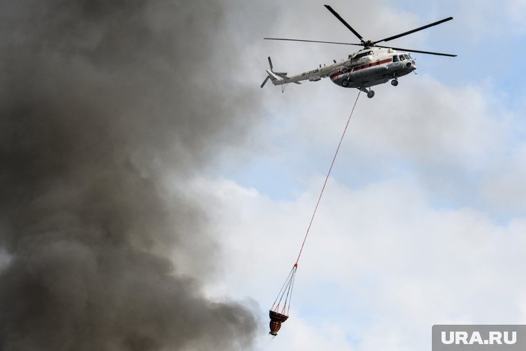 В тушении пожара задействован вертолет