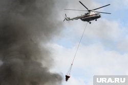 В тушении пожара задействован вертолет