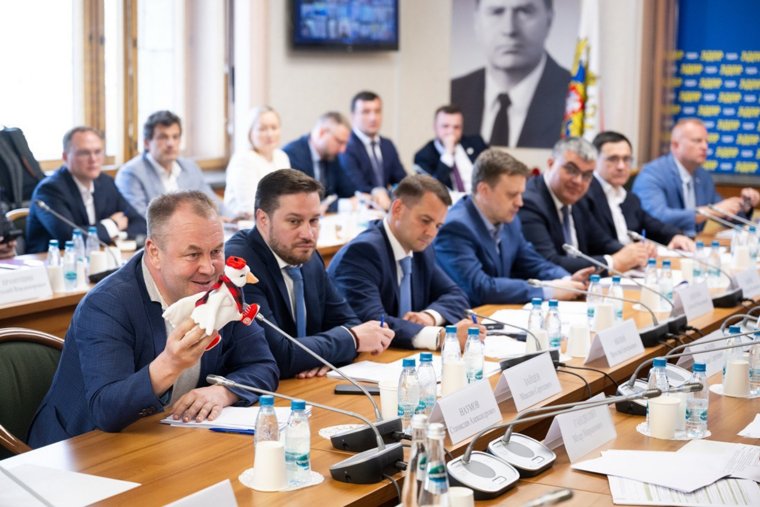 Станислав Наумов подарил министру спорта гуся