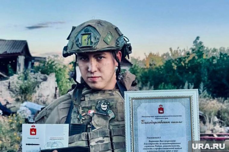 Благодарственное письмо и «черный нож» — традиционный символ доблести уральских бойцов — вручили герою в знак признания его вклада в выполнение боевых задач