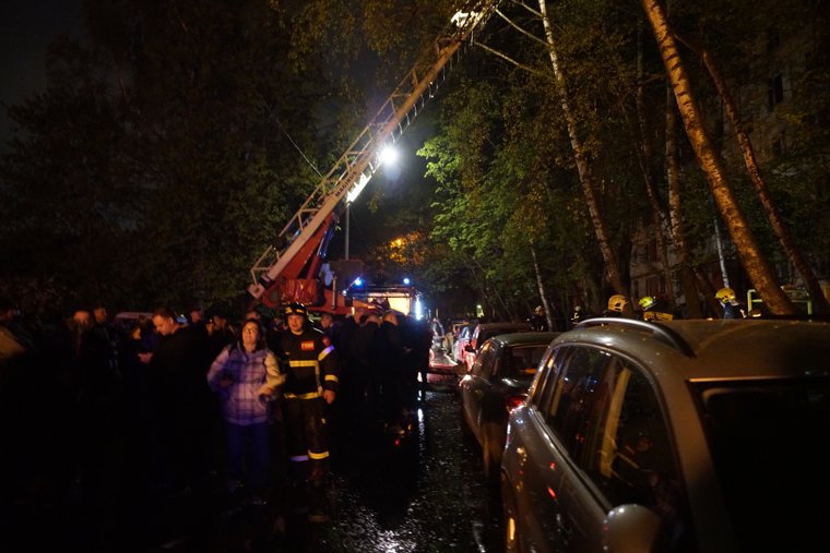 Пожарные полностью потушили возгорание в многоэтажке в столице
