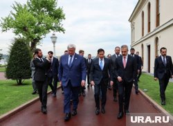 Члены делегаций перед началом трехсторонних переговоров делегаций Турции, США и Украины встретились в Стамбуле