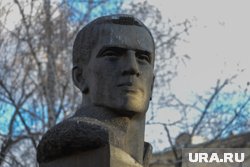 Название кофейни «Шмульберк» вдохновлено именем, данным Самуилу Цвиллингу при рождении