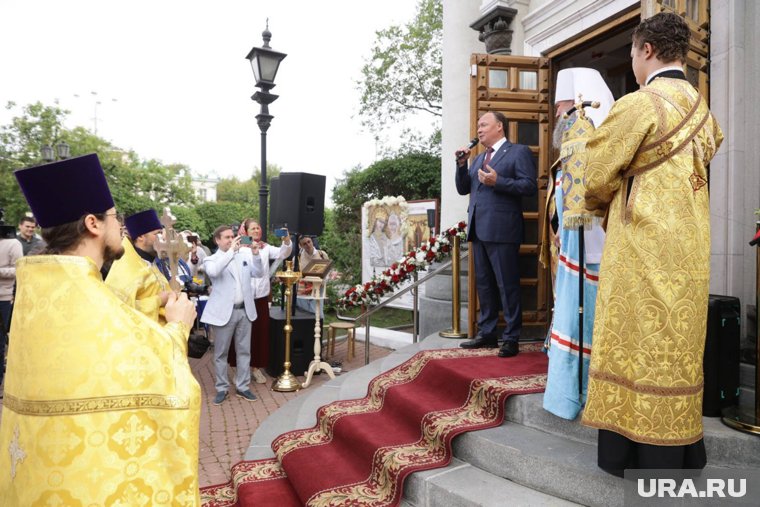 После молебна мэр дал старт началу Дня города 