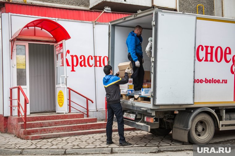 Рабочие оставили для пешеходов узкую дорожку при разгрузке фургона