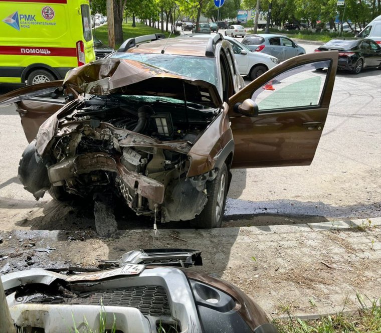 В ДТП пострадали две иномарки, водитель в больнице, пассажирка погибла