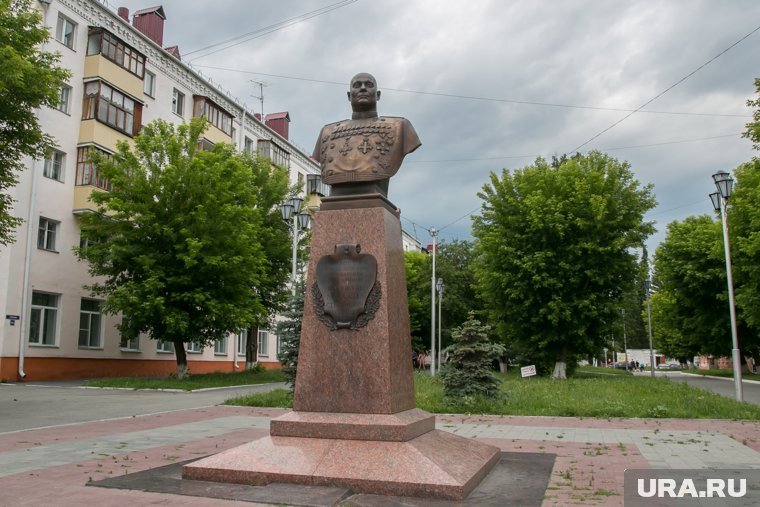 В 2010 году рядом с Вечным огнем в Кургане установили памятник Михаилу Шумилову